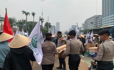 Pendekatan Humanis Polisi Warnai Pengamanan Aksi KNARA di DPR